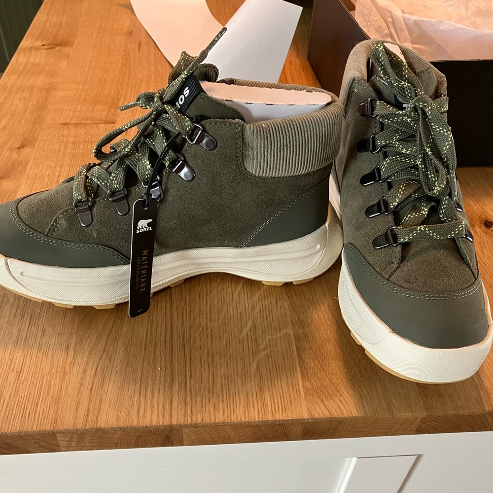 NIB SOREL Ona waterproof platform boots size 8.5